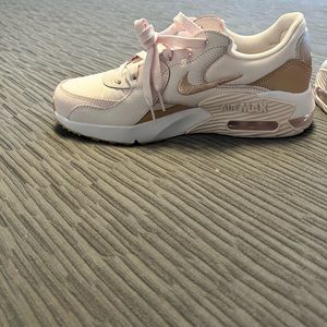 Brand new Nikes never worn size 7.5 baby pink and rose gold